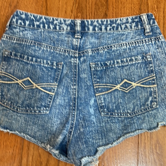 MUDD DISTRESSED ROW HEM DENIM SHORTS IN SIZE 5 - Picture 4 of 4